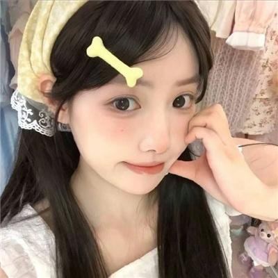 穿着旗袍的女孩海报